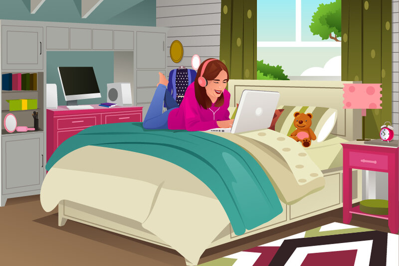 Mädchenzimmer mit Mädchen auf einem Bett mit Laptop
