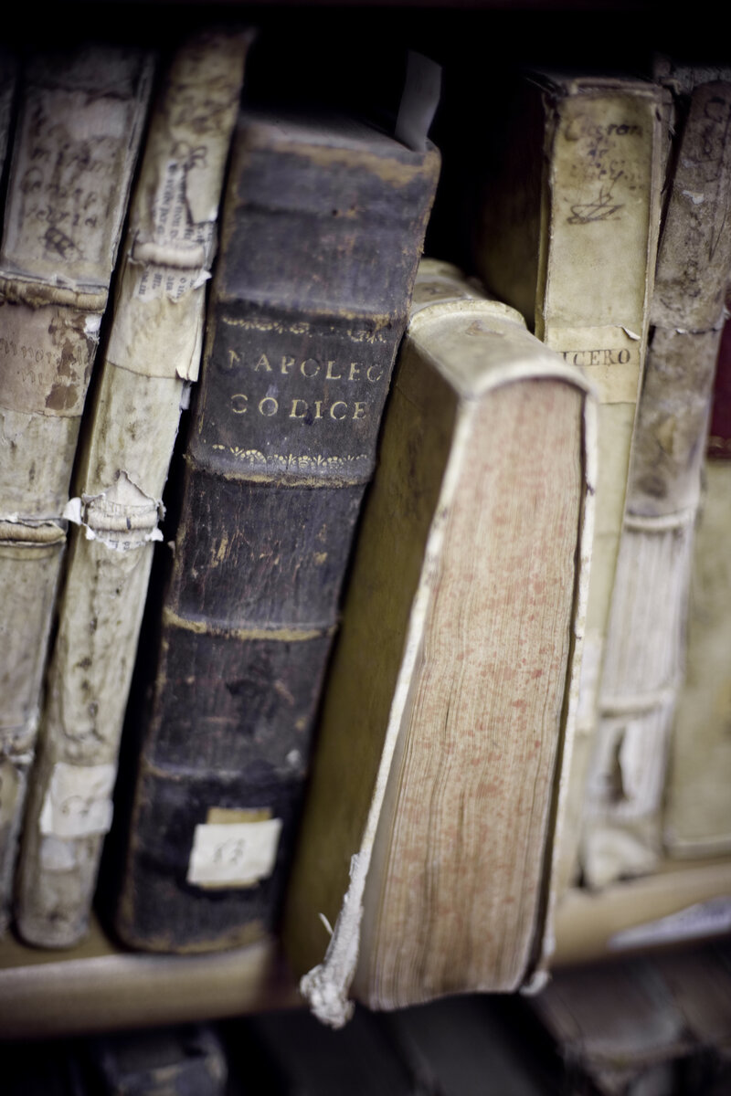 Alte Bücher mit dem Code Napoleon im Regal