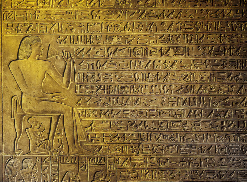 Hieroglyphen auf einer Steintafel