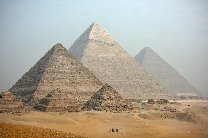 Pyramiden in der Wüste