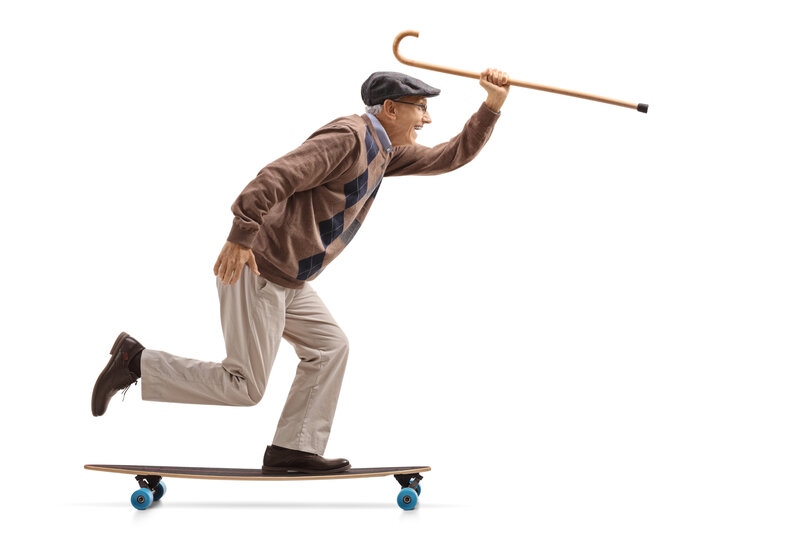 Opa-auf-Skateboard